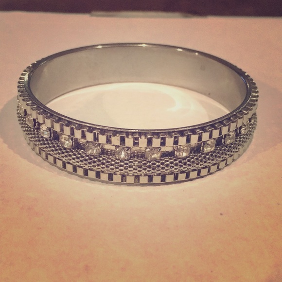 Stunning Bangle Bracelet - Picture 1 of 5